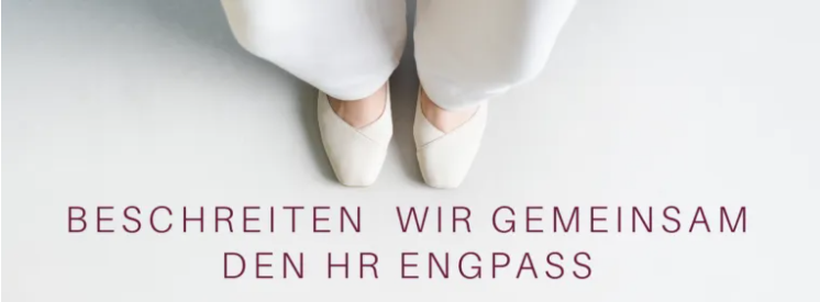 Ansicht von oben auf ein Paar weiße Schuhe, die symbolisch für einen gemeinsamen Weg stehen, mit der Aufschrift: „Beschreiten wir gemeinsam den HR-Engpass